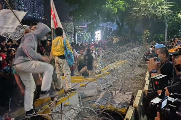 Demo Ricuh Mereda, Pengunjuk Rasa Membubarkan Diri dari Patung Kuda