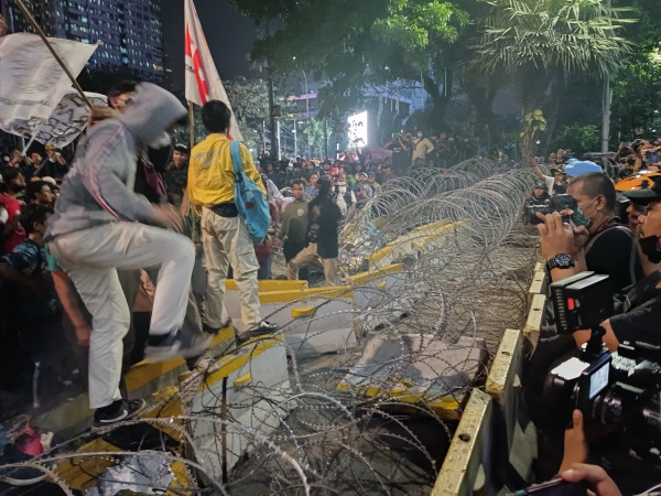 Pengunjuk Rasa Bertahan di Patung Kuda, Massa Mahasiswa Nyalakan Suar dan Hancurkan Kawat Berduri