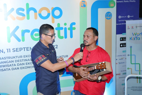 Lestarikan Ukulele, Sandiaga Uno Bantu Pegiat Musik di Ambon