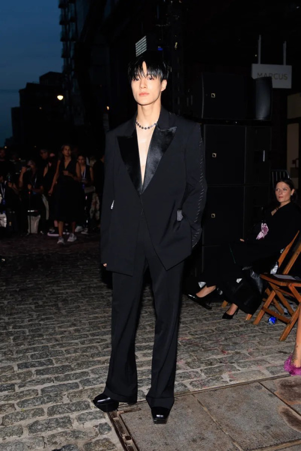 5 Potret Jeno NCT di New York Fashion Week 2022, Modis Banget