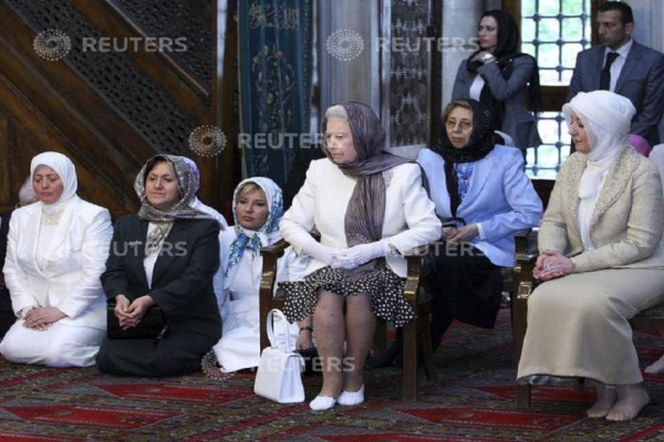 Kenangan Ratu Elizabeth II Masuk Masjid Turki dan Dengarkan Lantunan Ayat Al-Qur'an