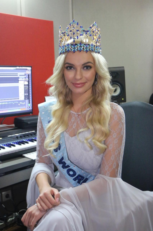 Berkunjung ke iNews Tower, Miss World 2021 Karolina Bielawska Belajar Produksi Berita