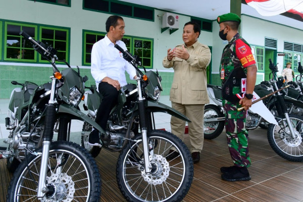 Momen Prabowo dan Jokowi Tinjau Penyerahan 40 Motor ke Kodim 1503/Tual