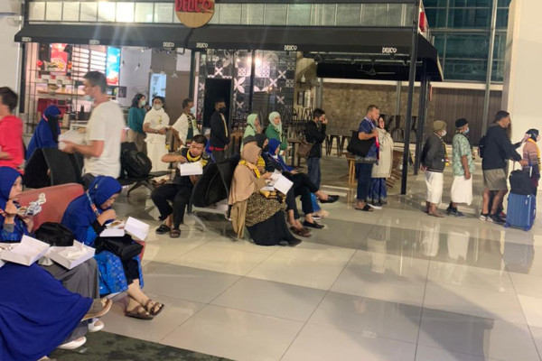 Calon Jamaah Umrah Telantar di Bandara Soekarno-Hatta