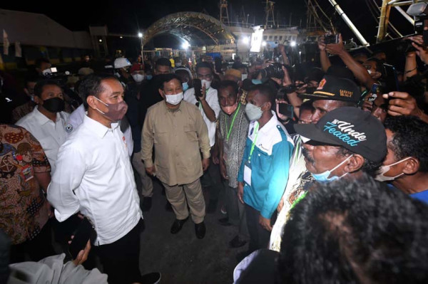 Dicintai Rakyat! Begini Antusiasme Mama-Mama, Anak-Anak hingga Bapak-Bapak di Maluku Sambut Jokowi dan Prabowo