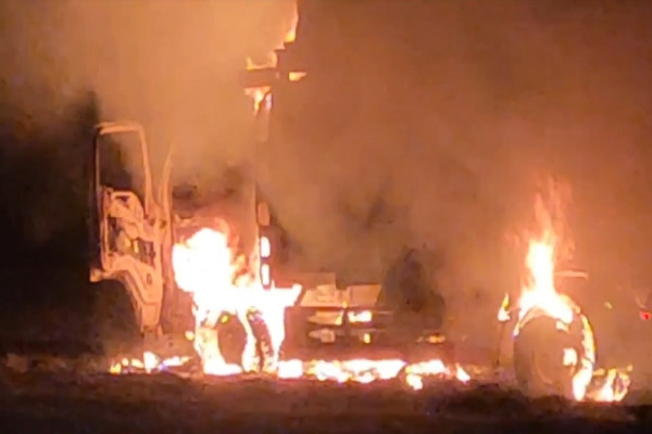 Mengerikan! Massa Tak Dikenal Bakar Truk Bermuatan Tembakau di Pamekasan