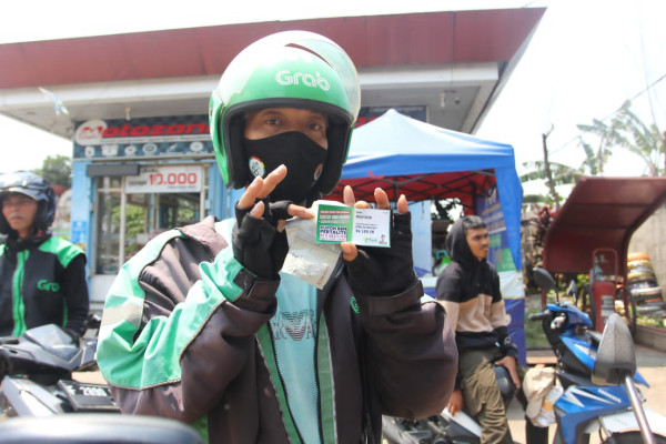 Bantu Pulihkan Ekonomi, Relawan Sandiaga Bagikan Voucher BBM Gratis ke 500 Ojol di Bogor