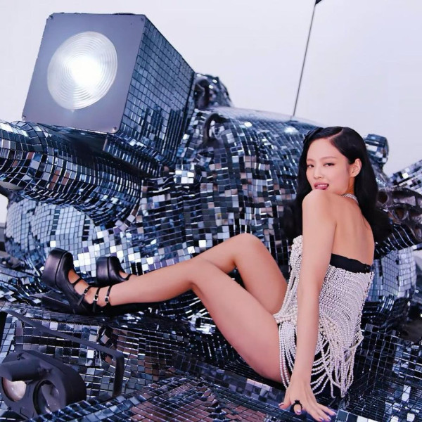 Jennie BLACKPINK Pakai Korset Mutiara Rancangan Desainer Indonesia di Video Klip Shut Down