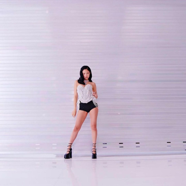 Jennie BLACKPINK Pakai Korset Mutiara Rancangan Desainer Indonesia di Video Klip Shut Down
