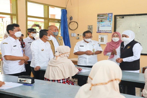 Satu-Satunya Gubernur! Khofifah Indar Parawansa Raih Penghargaan Anugerah Pendidikan Indonesia dari IGI
