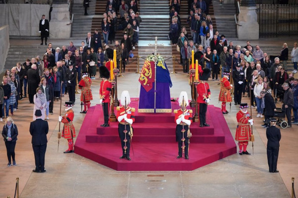 Pria Ini Naiki Peti Mati Ratu Elizabeth II dan Copot Bendera, Para Pelayat Ketakutan