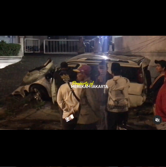 Mobil Mewah Hancur Parah Usai Tabrak Tiang Listrik dan Trotoar di Mampang