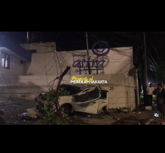 Mobil Mewah Hancur Parah Usai Tabrak Tiang Listrik dan Trotoar di Mampang