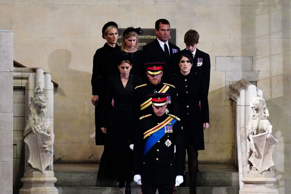 Peti Jenazah Ratu Elizabeth II Dijaga 8 Cucunya Jelang Pemakaman