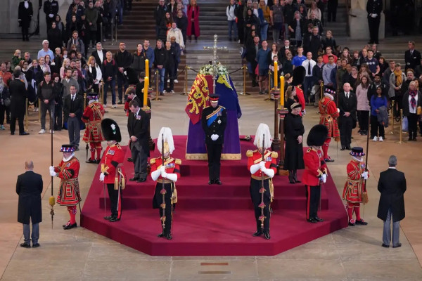 Peti Jenazah Ratu Elizabeth II Dijaga 8 Cucunya Jelang Pemakaman