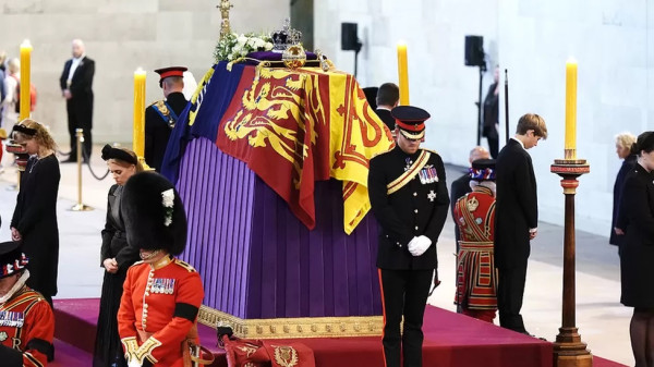 Peti Jenazah Ratu Elizabeth II Dijaga 8 Cucunya Jelang Pemakaman
