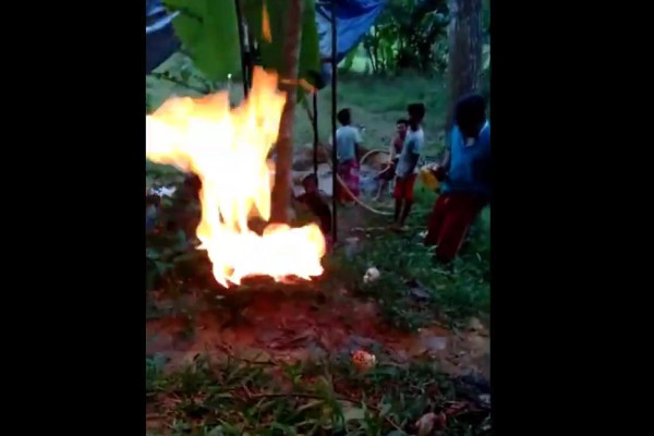 Heboh! Sumur Bor di Sampang Madura Keluarkan Semburan Gas