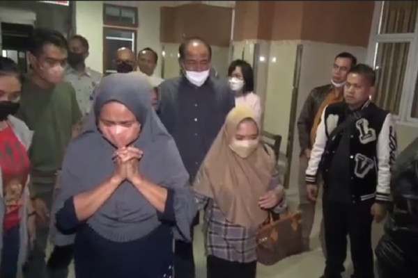 Air Mata Jamintel Menitik saat Jemput Jenazah Putranya
