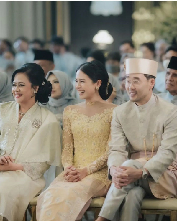 3 Potret Maudy Ayunda di Pernikahan sang Adik, Cantik dengan Songket