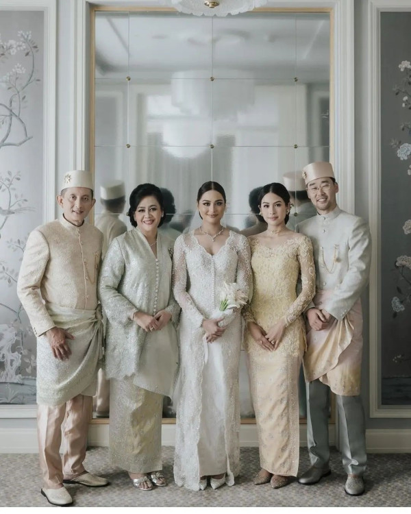 3 Potret Maudy Ayunda di Pernikahan sang Adik, Cantik dengan Songket