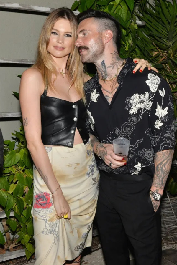Behati Prinsloo Jawab Kabar Adam Levine Selingkuh, Kesal tapi Ogah Cerai