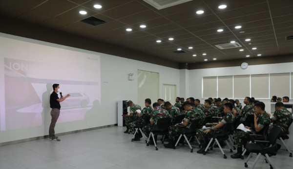 Hyundai Latih Paspampres dan TNI agar Makin Lihai Mengendarai Mobil Listrik