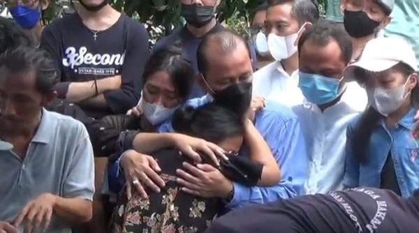 Isak Tangis Iringi Pemakaman Iwan, ASN Semarang Korban Pembunuhan Mutilasi dan Pembakaran