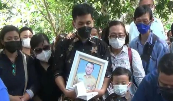Isak Tangis Iringi Pemakaman Iwan, ASN Semarang Korban Pembunuhan Mutilasi dan Pembakaran