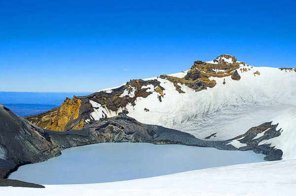 Fenomena Alam Unik, Danau Asam Bersuhu 45 Derajat Celcius Ini Berada di Puncak Gunung Salju