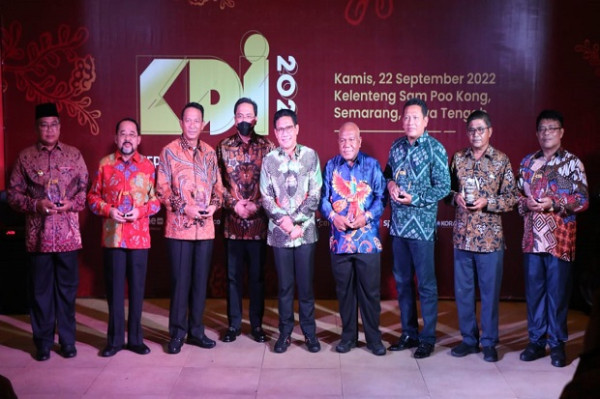 Selamat! Bupati Jayapura Bawa Pulang Penghargaan KDI 2022 lewat Program Distrik Membangun-Membangun Distrik