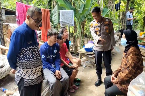 Cerita Miris di Balik Video Viral Perangkat Desa di Kediri Usung Jenazah ke Pemakaman