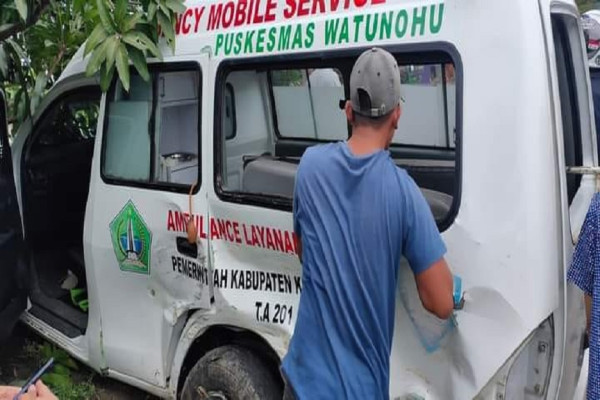 Mobil Dobel Kabin Tabrak Ambulans di Jalur Trans Sulawesi, Pasien Rujukan Terluka