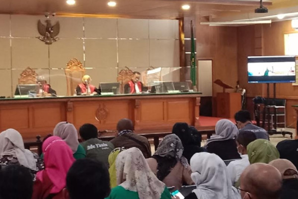 Tangis dan Protes Pendukung Bupati Bogor Non-Aktif Ade Yasin Pecah saat Hakim Jatuhkan Vonis