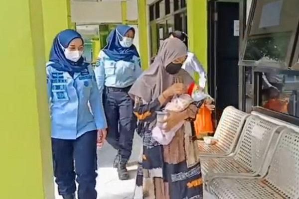 Bikin Trenyuh, Napi Ini Harus Merawat Bayi yang Baru Dilahirkan di Tahanan