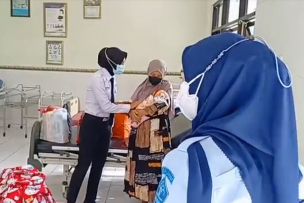 Bikin Trenyuh, Napi Ini Harus Merawat Bayi yang Baru Dilahirkan di Tahanan