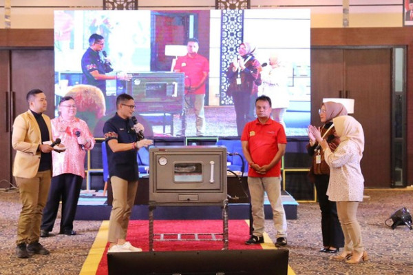 Momen Sandiaga Uno Beri Kejutan Oven untuk Emak-emak di Cianjur