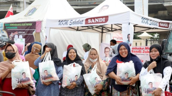 Gelar Bazar Sembako Murah di Jatinegara, Relawan Sandiaga Bantu Ringankan Beban Masyarakat