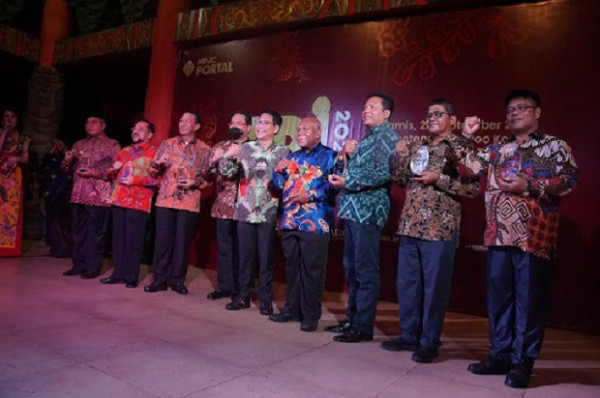 Tingkatkan Pelayanan Adminduk, Bupati Belitung Timur Raih Penghargaan KDI 2022