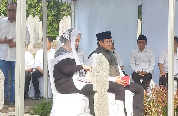 Puan-Cak Imin Khusyuk Berziarah ke Makam Taufik Kiemas
