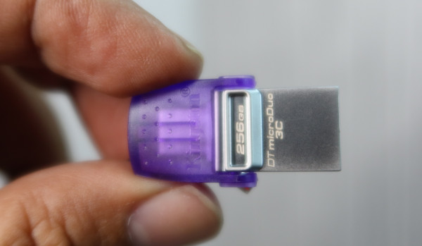 Punya 2 Port, Kingston microDuo 3C Bisa Salin File Video dari HP ke Laptop