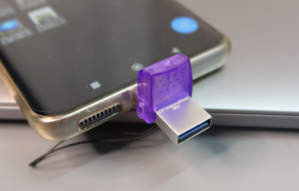 Punya 2 Port, Kingston microDuo 3C Bisa Salin File Video dari HP ke Laptop