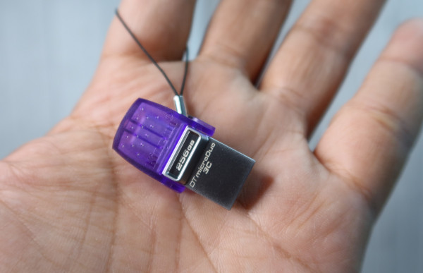 Punya 2 Port, Kingston microDuo 3C Bisa Salin File Video dari HP ke Laptop