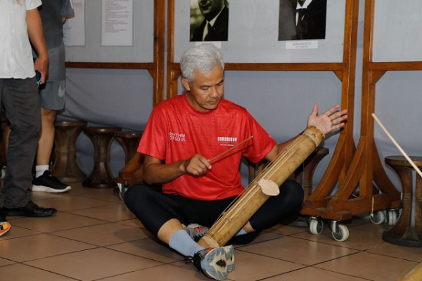 Kunjungi Nias, Ganjar Diberi Hadiah Tutuhao dan Buku