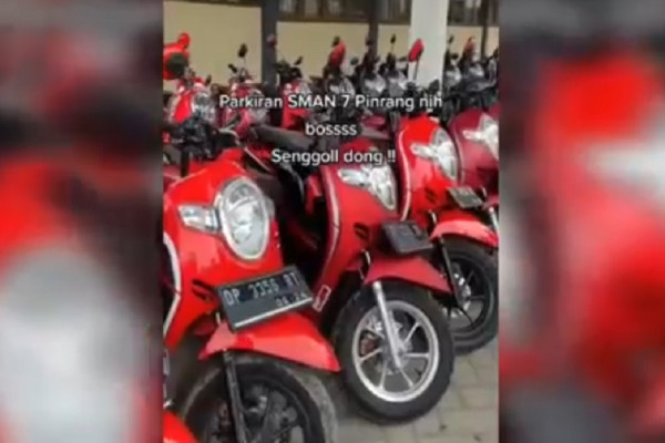 Penampakan Parkiran SMAN 7 Pinrang yang Mirip Showroom Motor