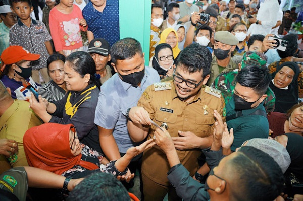 Resmikan Pasar Aksara, Bobby Nasution Dielu-elukan Pedagang, Terimakasih Pak Wali