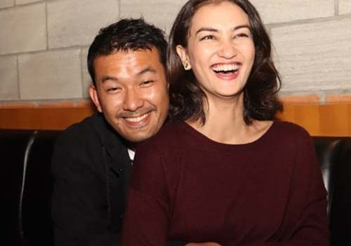 5 Artis Pria yang Menikah dengan Perempuan Lebih Tua