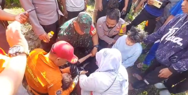 Jeritan Gadis ABG di Tiang Sutet Menggemparkan Tasikmalaya