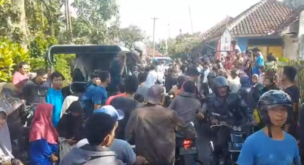 Jeritan Gadis ABG di Tiang Sutet Menggemparkan Tasikmalaya