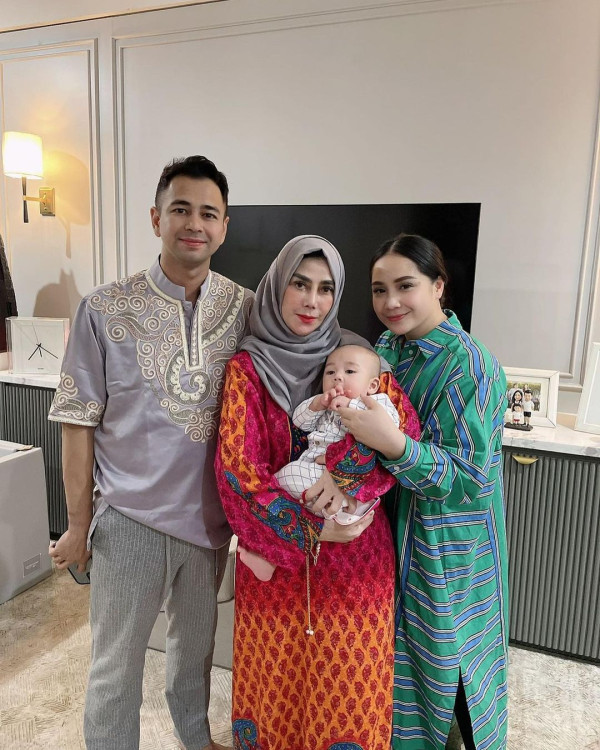 3 Artis yang Jadi Nenek di Usia Muda, Nomor Terakhir Punya 7 Cucu