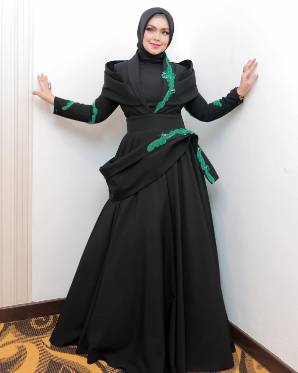 3 Artis yang Jadi Nenek di Usia Muda, Nomor Terakhir Punya 7 Cucu